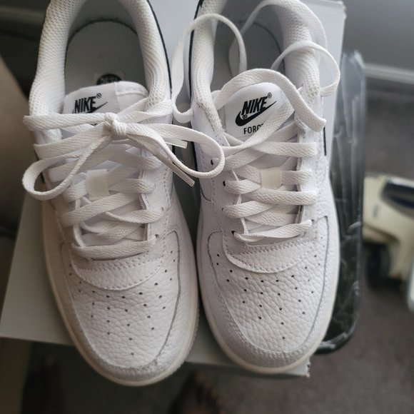 Sneakers - Picture 1 of 5